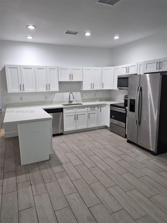 Building Photo - 2208 SW 3rd Ave