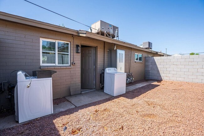 Building Photo - 4423 N 23rd Ave