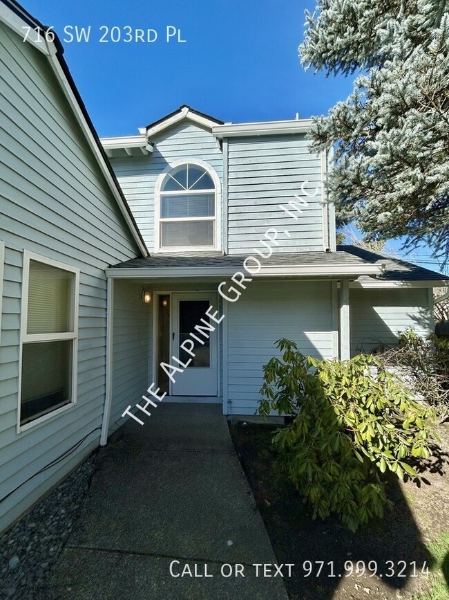 Building Photo - End-Unit Townhome in Quiet Location!