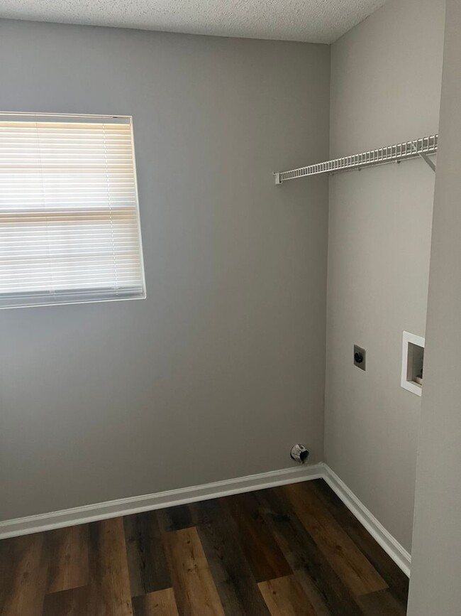 Building Photo - **HOLIDAY MOVE-IN SPECIAL: $500 OFF 1st MO...