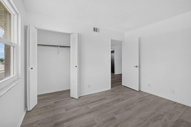 Building Photo - 1536 SE Royal Green Cir