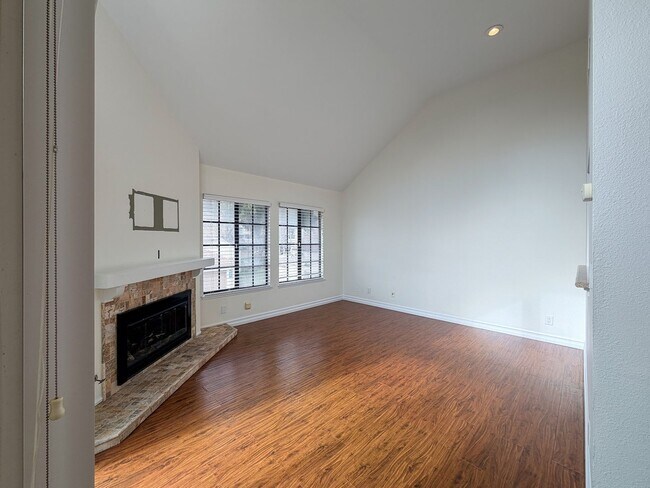 Building Photo - 407 Shoreview Dr