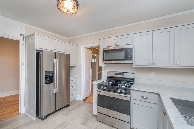 Building Photo - Charming 3-bedroom/2-bath single-family ho...
