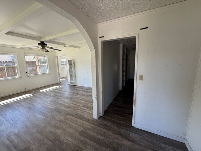 Building Photo - 3 Bedroom 1 Bath in East Hemet!