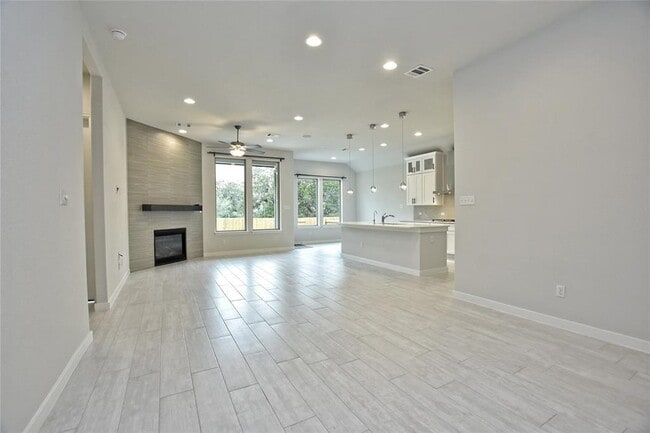 Building Photo - 909 Del Raphael Dr
