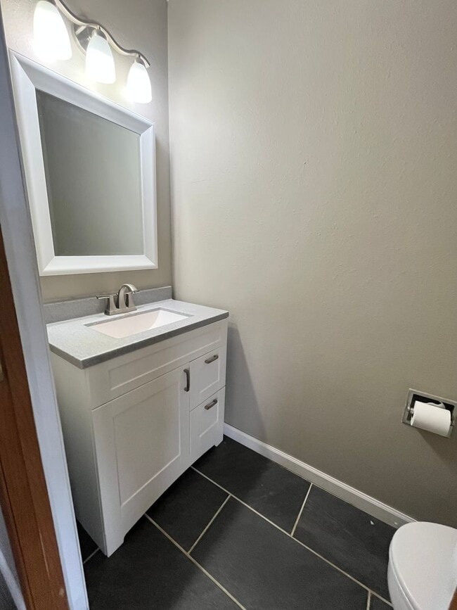 Building Photo - Spacious End Unit 2 Bed/1 Bath Townhome!