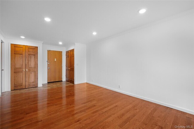 Building Photo - 141 Great Neck Rd