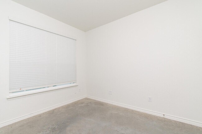 Building Photo - 624 Pacific Crest Trl