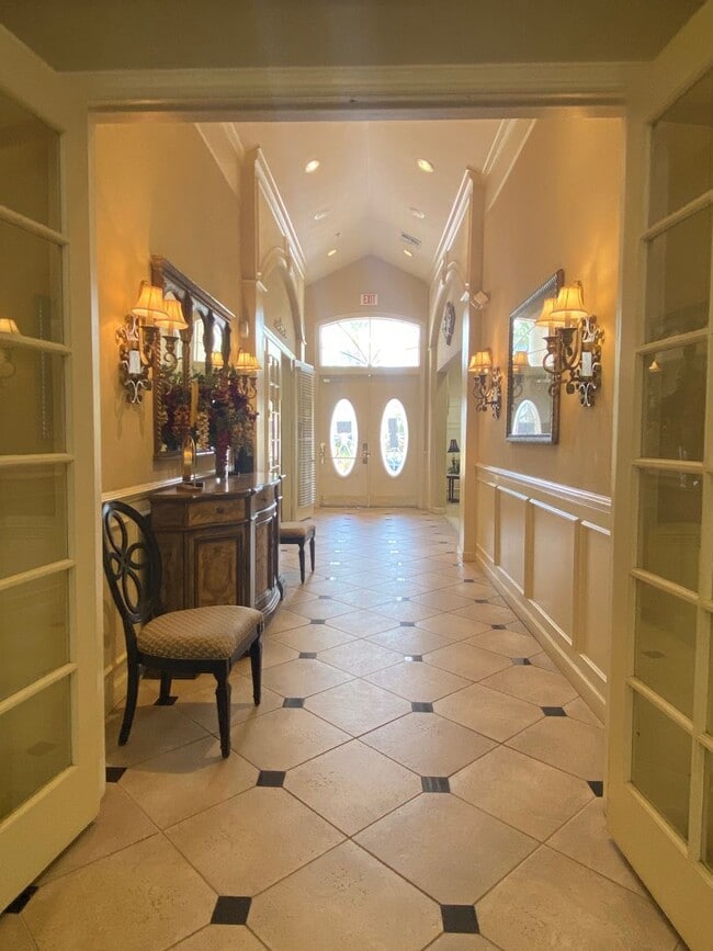Building Photo - Beautiful 2 bed/2bath 2nd floor townhome i...
