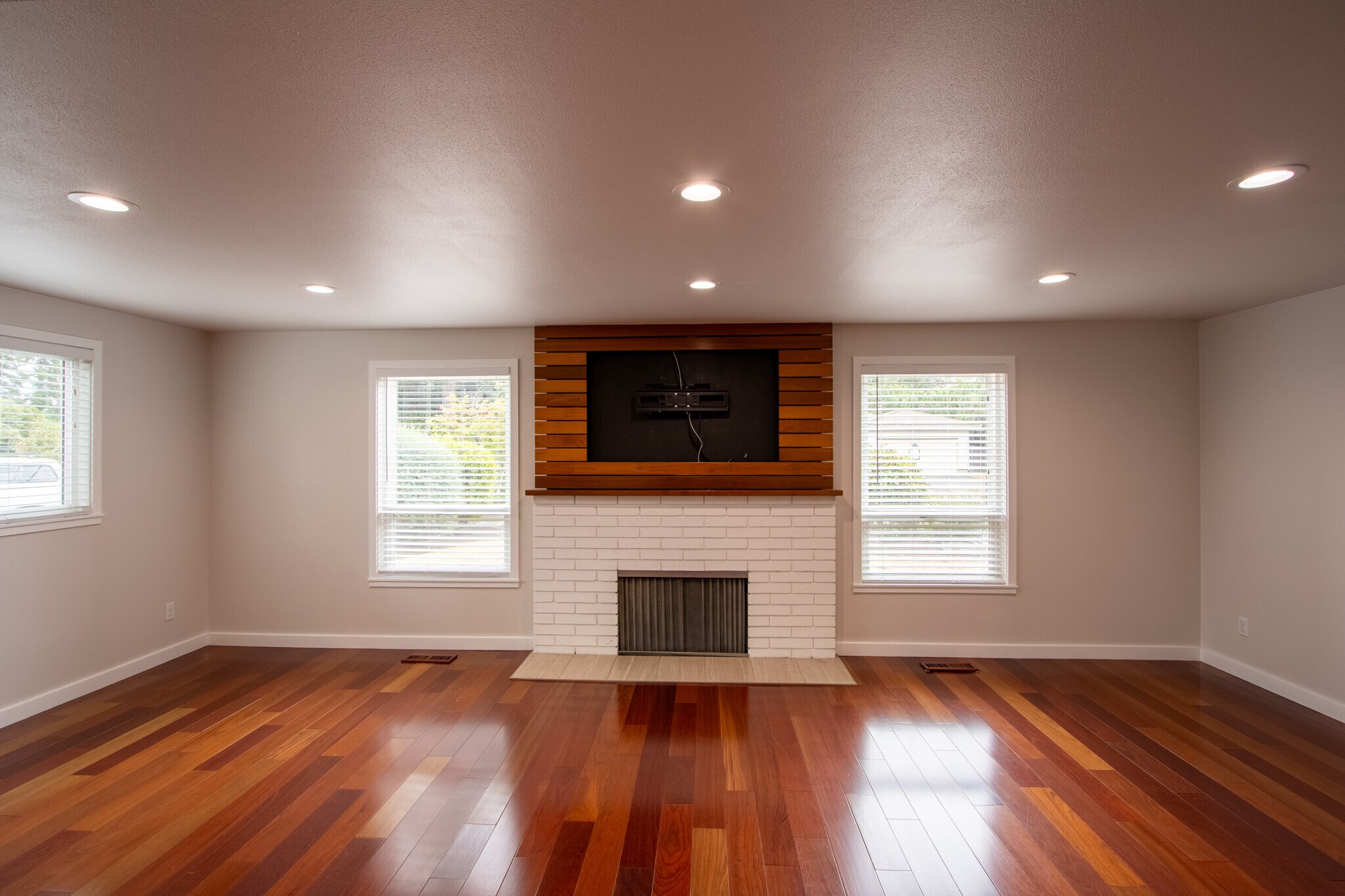 Fireplace in living room, TV ready - 13234 SE 261st St
