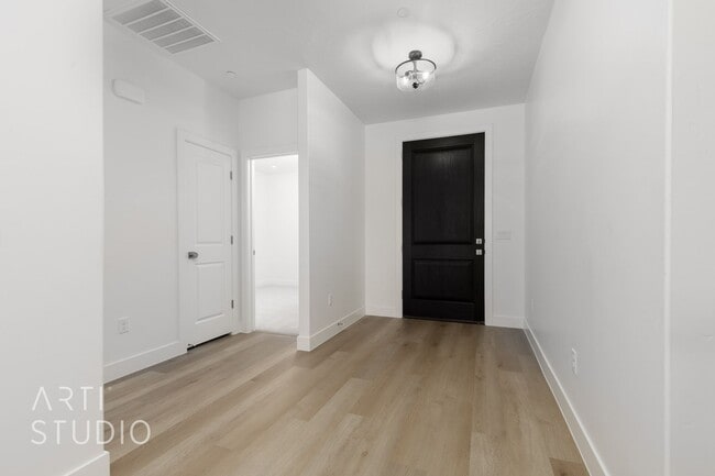 Building Photo - Brand New 3 Bed / 2 Bath Duplex – Modern L...