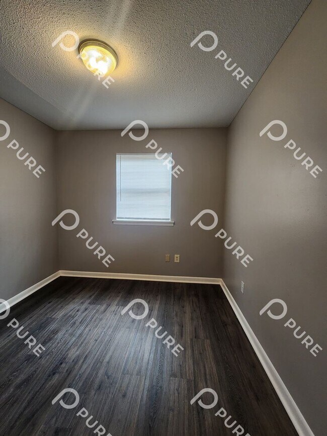 Building Photo - 14020 SW Wyandotte Dr