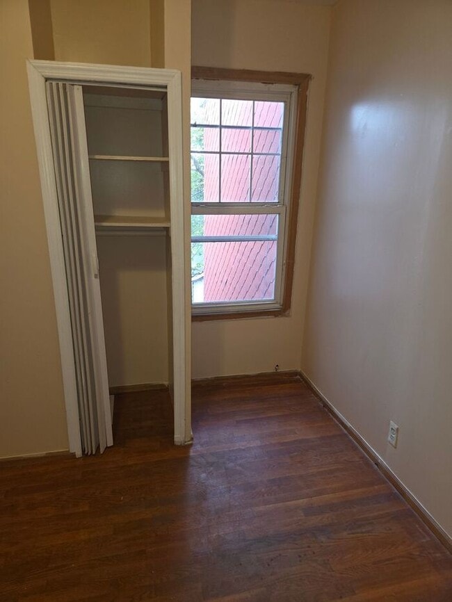 Building Photo - 5BR/1.5BA Row Home with Backyard and Laundry Hookups