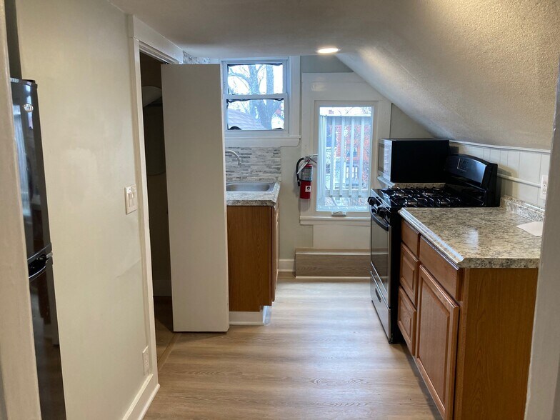 Building Photo - 64 Gray St