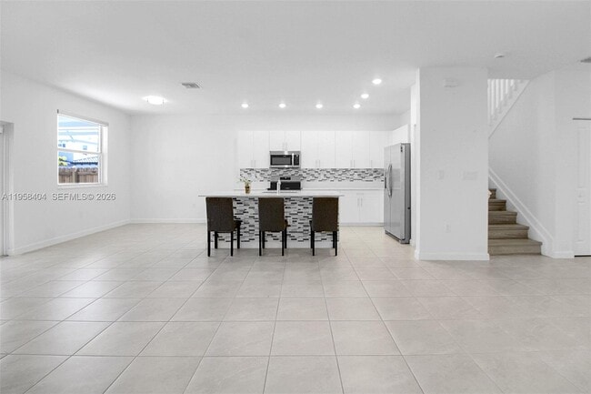 Building Photo - 879 SE 26th Ter