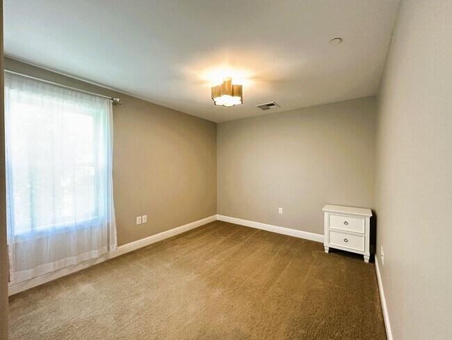 Building Photo - 1581 Cali Ln