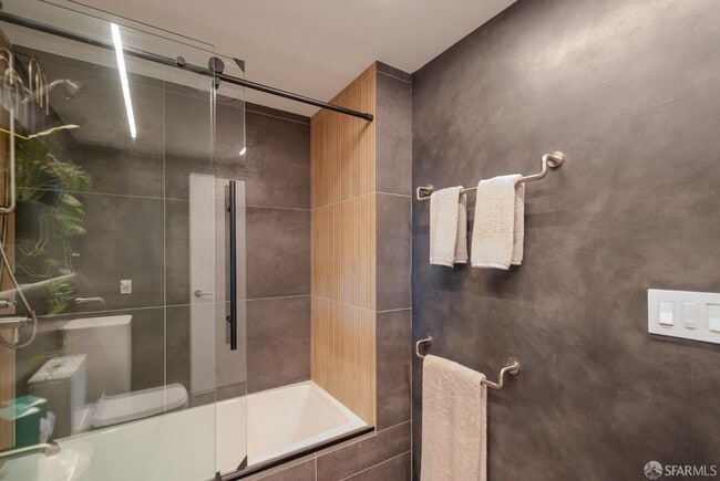 Building Photo - 1160 Mission St