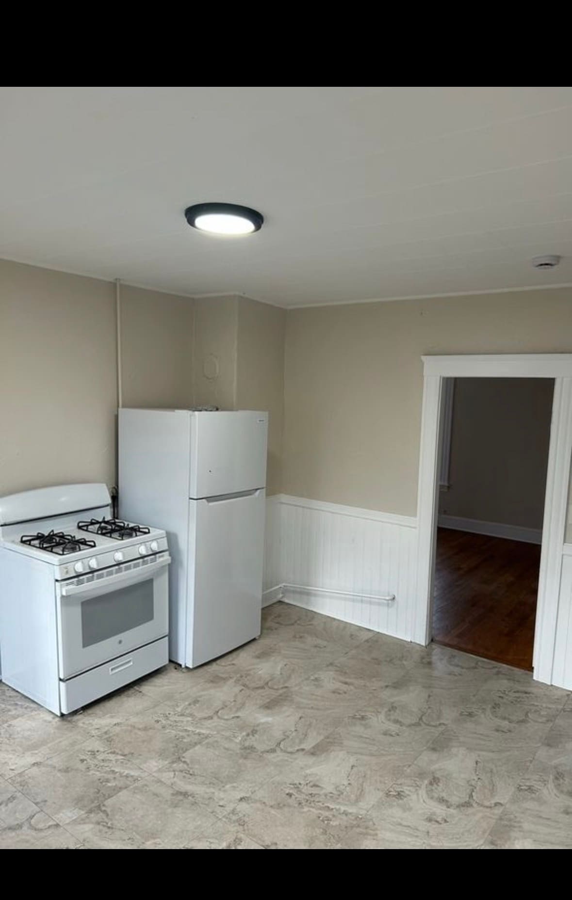 Building Photo - 37 Maple St