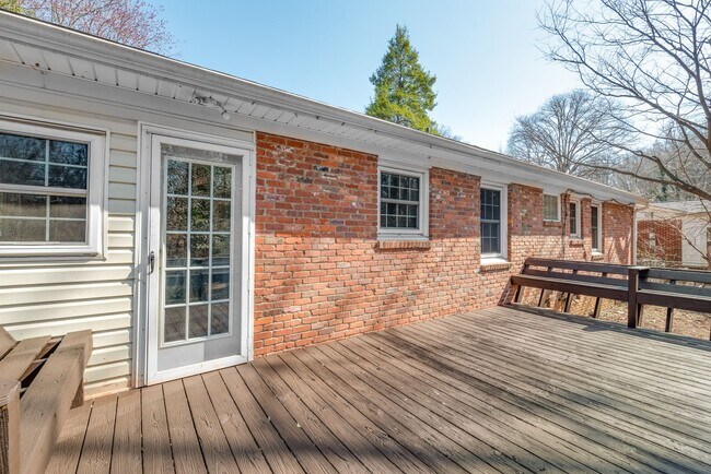 Building Photo - Cute 3-Bedroom Brick Ranch in Oakhurst!