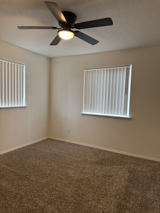 Building Photo - HARD TO FIND 4 BEDROOM