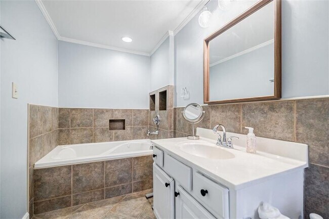 Building Photo - 183 Locust St NE