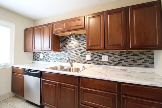 Building Photo - Remodeled 2 Bedroom 1 Bath Duplex Blocks F...