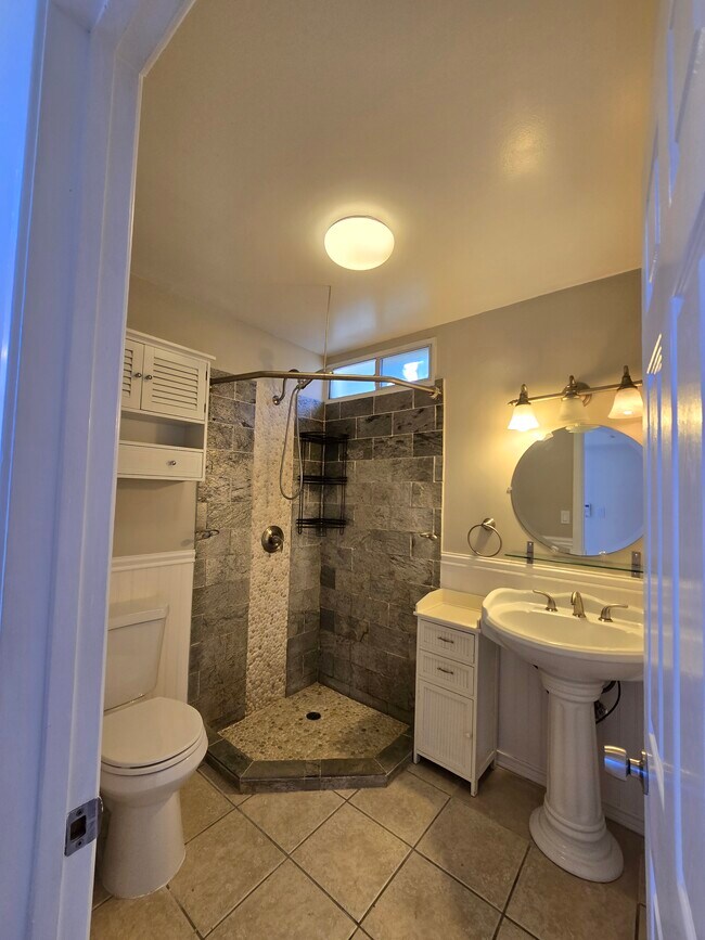 Building Photo - 5011 Lockhaven Ave