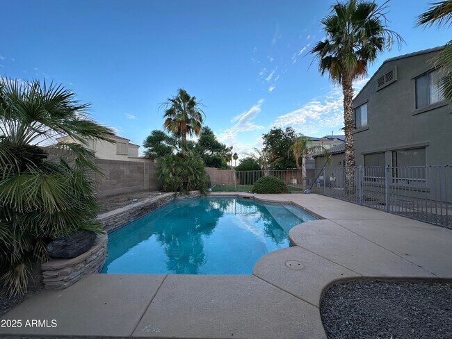 Building Photo - 12534 W Solano Dr