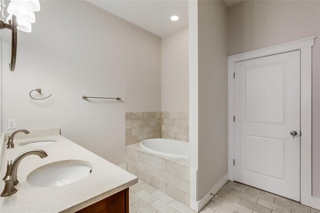 Building Photo - 2520 Bluebonnet Ln