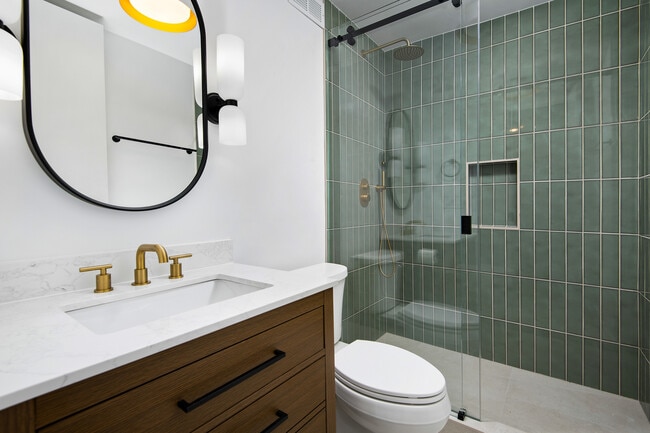 Building Photo - 2650 N Lakeview Ave