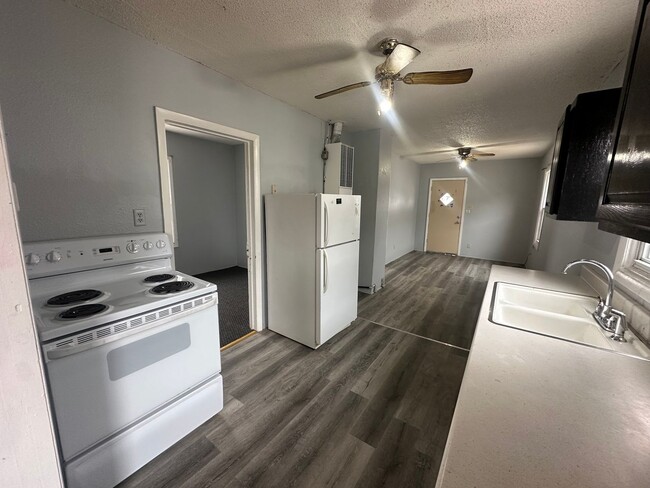 Building Photo - 2 bedroom, 1 bath home! Pet Friendly! Fenc...