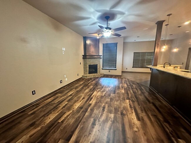 Building Photo - 3 bed 2 bath NE Moore