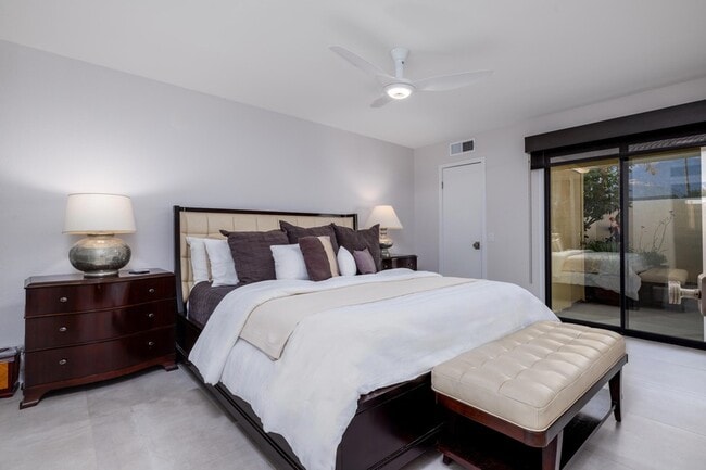 Building Photo - 1173 E Alejo Rd