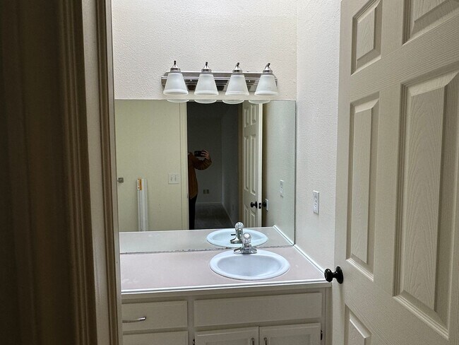 Building Photo - Large 3 Bed, 2 Bath Home!