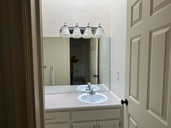 Building Photo - Serene 3 Bed, 2 Bath Gem!