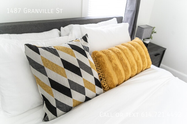 Building Photo - 1487 Granville St