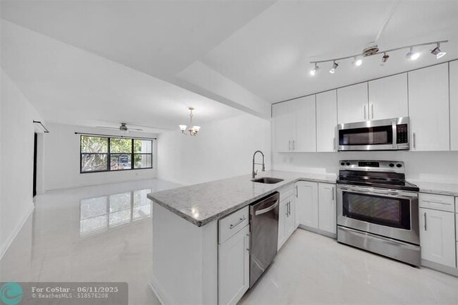 Building Photo - 2300 S Cypress Bend Dr
