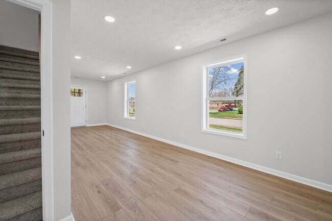 Building Photo - COMPLETELY RENOVATED 4BR HOME - MOVE-IN SPECIAL