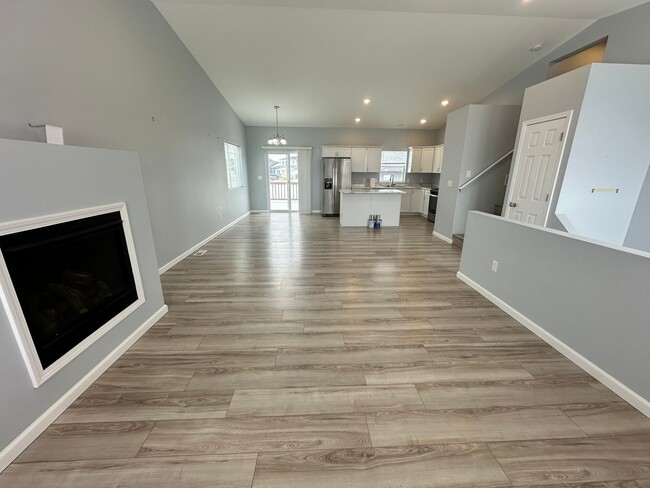 Building Photo - 4 Bedroom House!