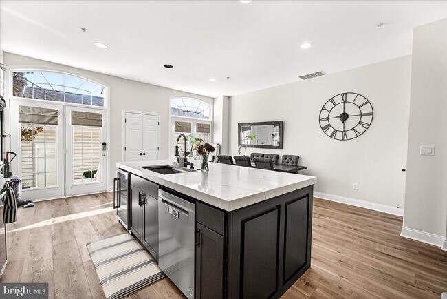 Building Photo - 910 Featherstone St