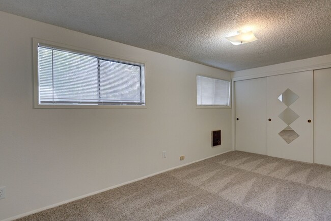 Building Photo - Single Family 2 bedroom 1 Bath Home