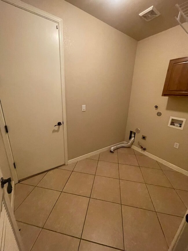 Building Photo - Lovely Spacious 4 Bedroom Home w/office space in Rinconada Area