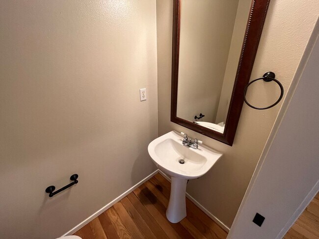 Building Photo - Immaculate 4 bedroom, 3.5 bathroom, tri-level Home in Tigard!! Expansive Views, Office space, Gam...