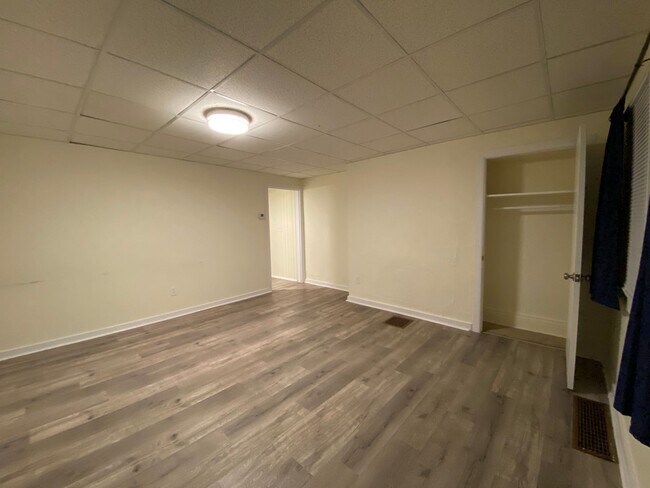 Building Photo - 2BR House with off street parking!