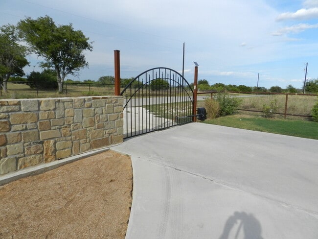 Building Photo - 2 bedroom home fully fenced on nearly an a...