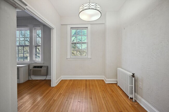 Building Photo - Beautiful, Lighted Filled Studio in Kalorama Heights!
