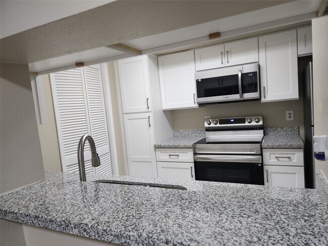 Building Photo - 6602 Harbor Town Dr
