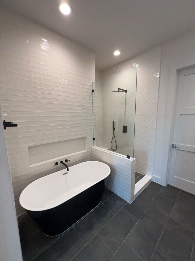 Building Photo - 2414 Gray St