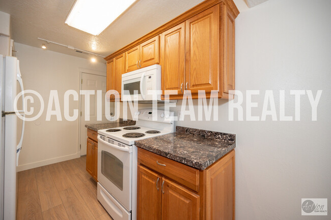 Building Photo - Newly Remodeled Duplex in Cottonwood Heights!