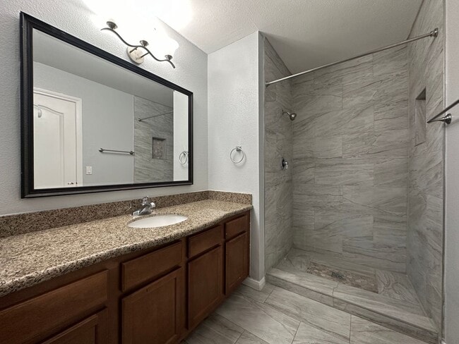 Building Photo - Updated 2 bed 2 bath Condo